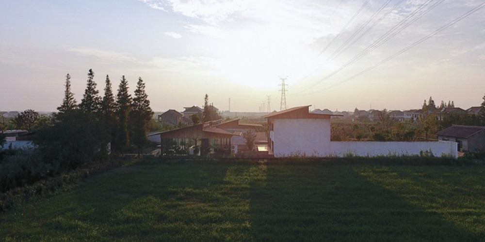 江蘇深深?深宅住宅設(shè)計(jì)項(xiàng)目基地位于中國(guó)江南地區(qū)，建筑師通過(guò)空間的轉(zhuǎn)折和遞進(jìn)來(lái)拉長(zhǎng)了流線、視線和時(shí)間，最終空間序列形成一種深宅深園的結(jié)果。巨大的懸挑屋頂，使得建筑的邊界同庭院融為一體。