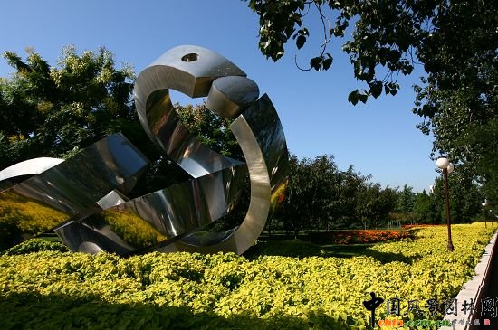雕塑公園北綠地色流線型種植的花卉與人行道