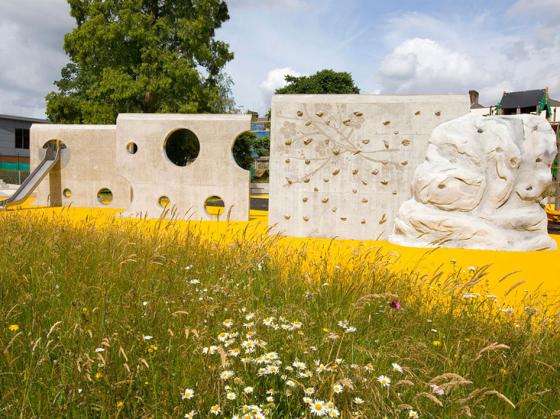 　　KLA公司設(shè)計的諾曼德公園是倫敦西部的一座地標性公園。公園內(nèi)部是具有創(chuàng)新性的彈性空間，優(yōu)質(zhì)的景觀為游客們提供了游賞、放松和娛樂的場所。