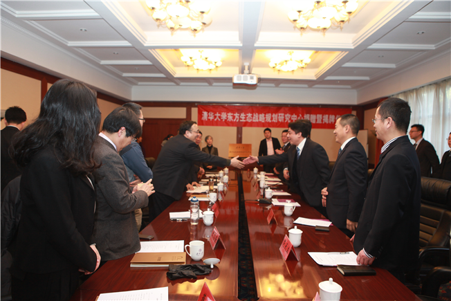 清華大學(xué)副校長(zhǎng)謝維和與東方園林高級(jí)副總裁陳幸福簽約握手