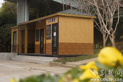 武漢街頭建新型景觀移動(dòng)公廁