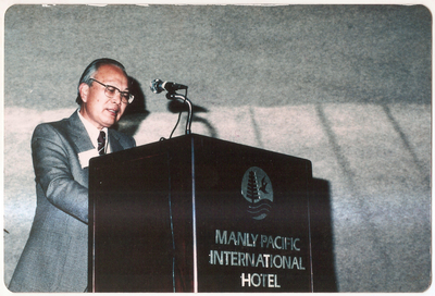 1985年，孫先生在澳大利亞悉尼召開的國家城市規(guī)劃會議上做報告