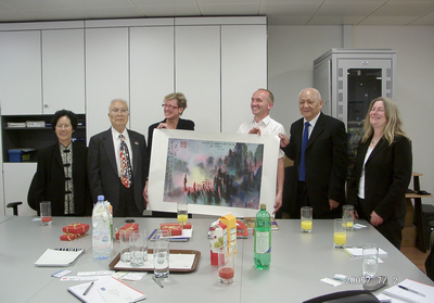 2005年，孫先生訪問英國皇家園林學(xué)會，并贈畫。