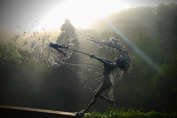 風(fēng)大也美麗，Robin Wight的戲劇性金屬絲雕塑