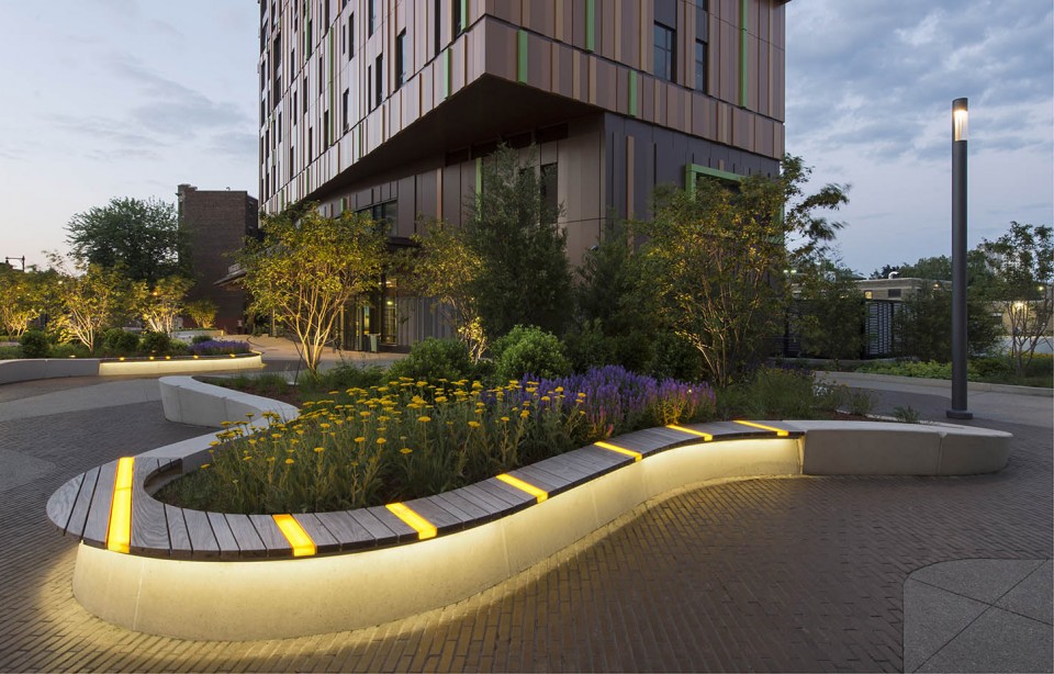 麻省藝術(shù)與設(shè)計學(xué)院宿舍樓前小廣場設(shè)計