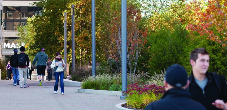 麻省藝術與設計學院宿舍樓前小廣場設計