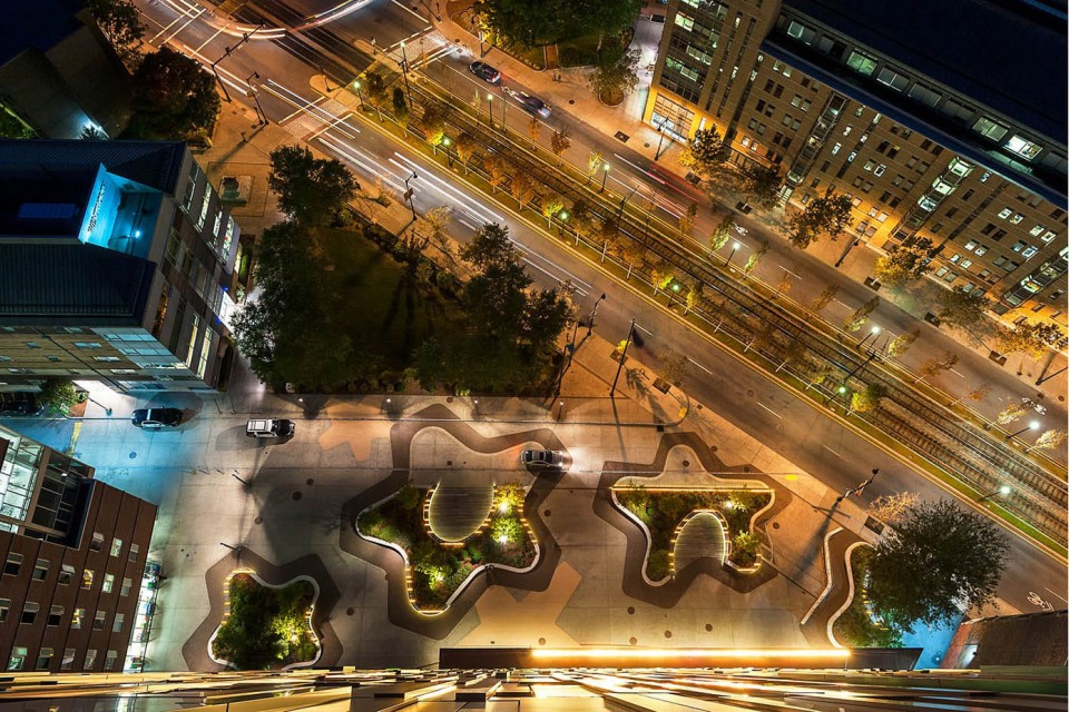 麻省藝術(shù)與設(shè)計學(xué)院宿舍樓前小廣場設(shè)計