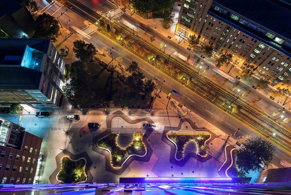 麻省藝術(shù)與設(shè)計學(xué)院宿舍樓前小廣場設(shè)計