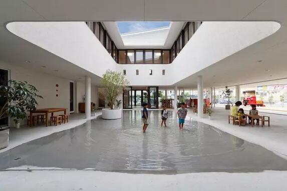 幼兒園不是游樂(lè)場(chǎng)，也不需要五顏六色