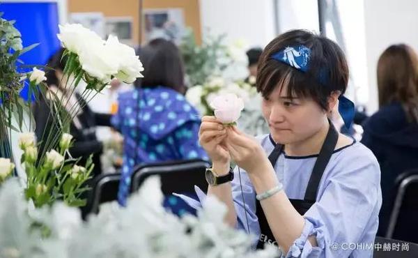 自由動態的花藝設計帶來富有張力的視覺效果