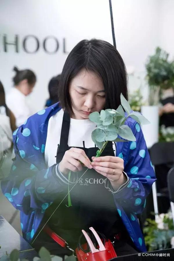 自由動態的花藝設計帶來富有張力的視覺效果