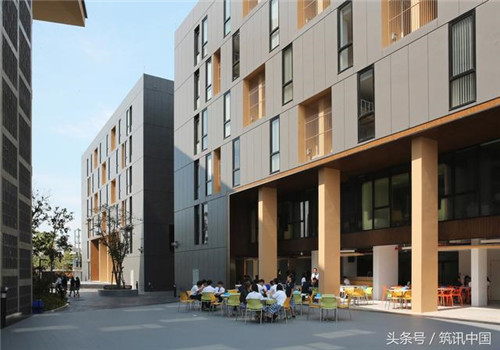 大氣磅礴的國際學(xué)校禮堂設(shè)計(jì)引人關(guān)注
