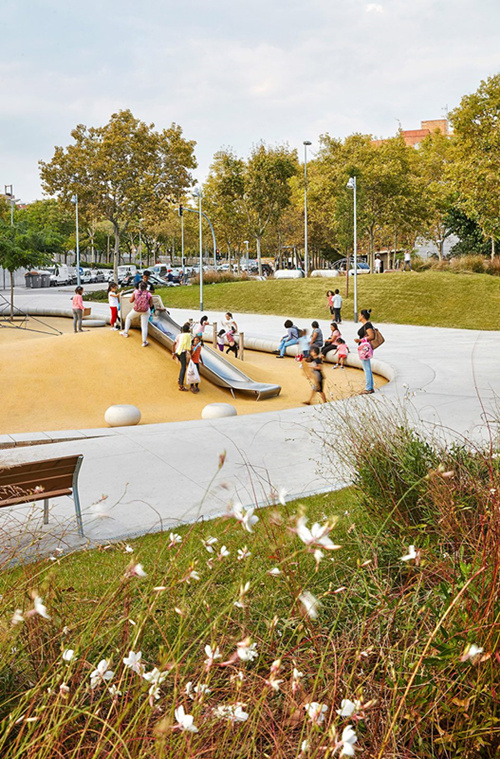 城市中的俏皮沙丘：巴塞羅那Badalona 公園
