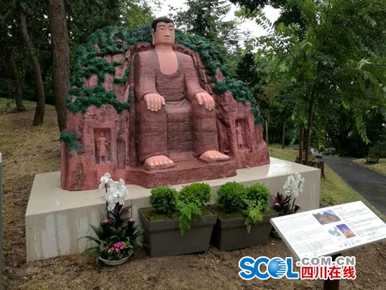 “樂(lè)山大佛”落地法國(guó) 遙望埃菲爾鐵塔