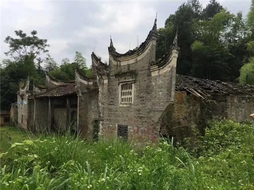 湖南鄉(xiāng)村古建筑遭受風雨侵襲