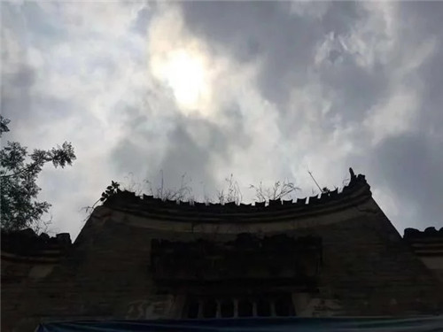 湖南鄉(xiāng)村古建筑遭受風雨侵襲