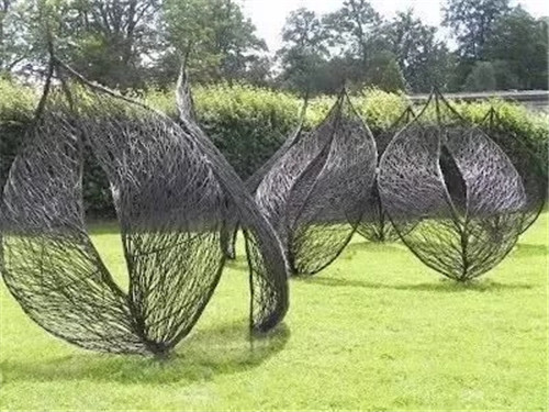 用樹枝與藤蔓，編織的庭院景觀雕塑