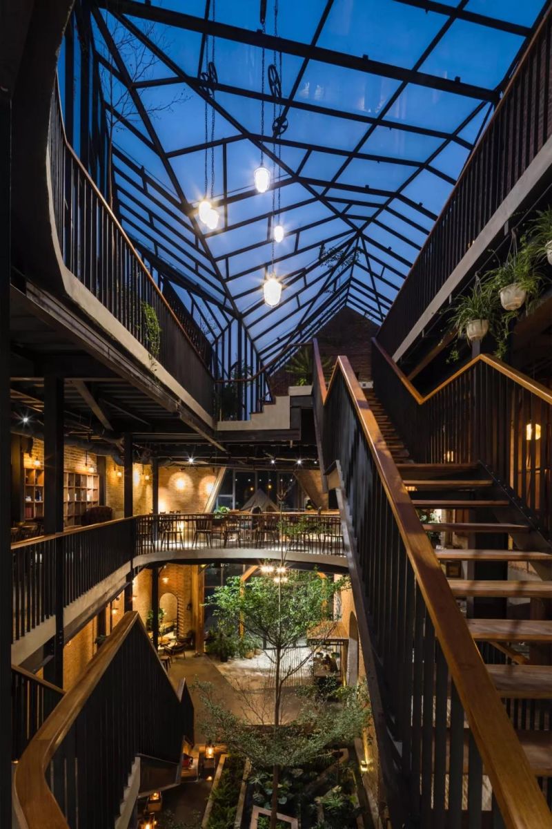 No.1986 咖啡餐廳，奇奇怪怪的‘烏鴉嘴’空間 / Le House