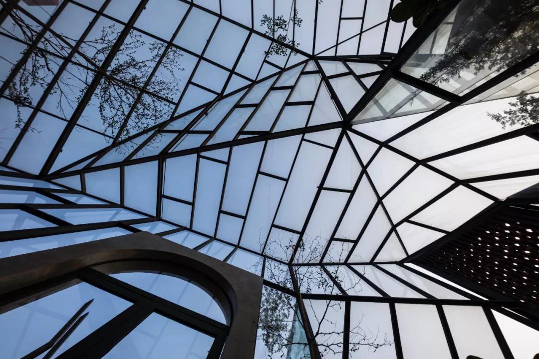 No.1986 咖啡餐廳，奇奇怪怪的‘烏鴉嘴’空間 / Le House