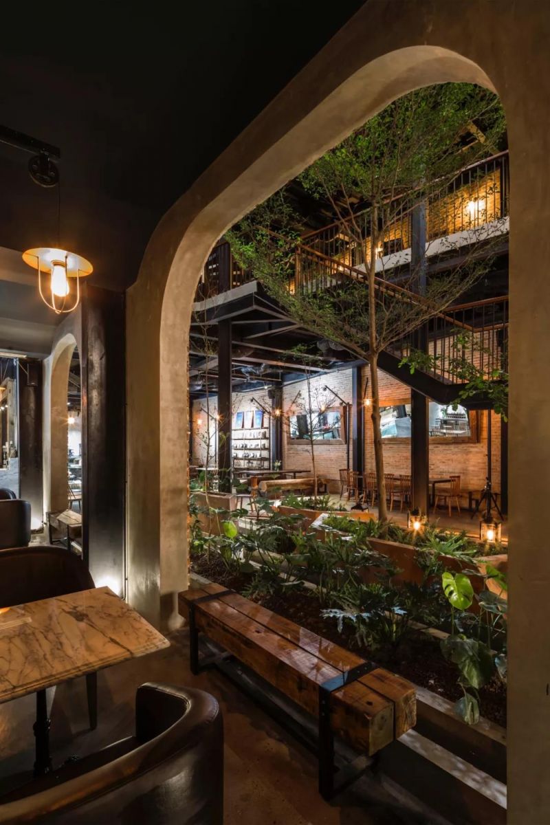 No.1986 咖啡餐廳，奇奇怪怪的‘烏鴉嘴’空間 / Le House