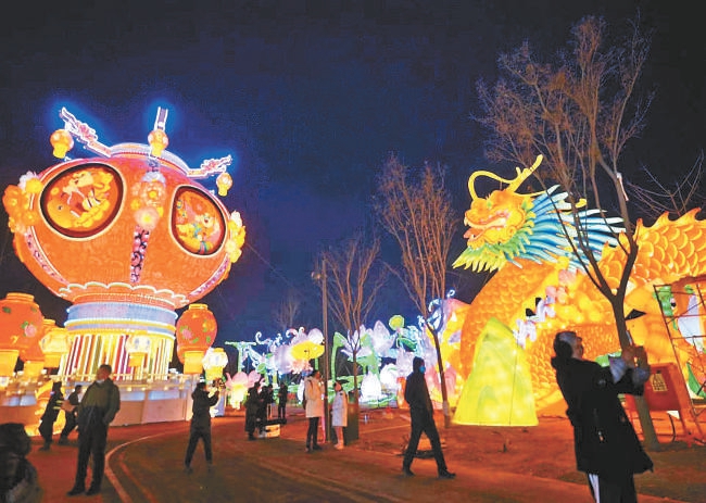 充滿中國元素展現(xiàn)鮮明特色 龍年花燈點亮夜京城