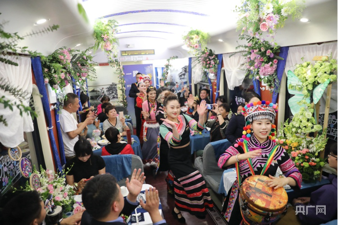 昆明至北京開通全國(guó)首趟花卉主題列車