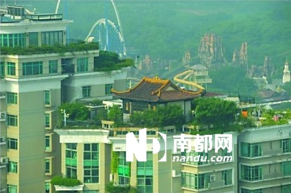 爆料照片顯示，廟狀亭臺上有黃色琉璃瓦，飛檐四展。 網絡資料圖片