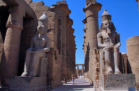<p>　　埃及盧克索神廟（luxor temple）</p><p>　　<strong>一、埃及盧克索神廟（luxor temple）</strong></p><p>　　盧克索神廟，埃及中南部城市，坐落在開羅以南670多公里處的上埃及尼羅河畔，位于古埃及中王國和新王國的都城底比斯南半部遺址上。盧克索古跡中最引人注目的是尼羅河東岸的卡納克神廟(karnaktemple)和盧克索神廟(luxortemple)。盧克索已成為一座現代旅游城市、埃及的旅游勝地，那里彌漫著一股節日和歡快的氣氛，位于市中心的廟宇神殿給盧克索打上了特殊的標記，每年都有幾十萬游客從世界各地慕名而來。埃及人常說：“沒有到過盧克索，就不算到過埃及”。</p><p>　　盧克索神廟具有令人驚嘆的雄偉氣勢，每一根柱子都代表了法老的威嚴，置身于其中會使人暫時忘卻時間的流逝，神思萬千。這里的大部分工程是由第十八朝法老阿蒙諾菲斯三世完成的，后來的拉美西斯二世又增建了大門和庭院，并在門口豎立了六尊他的塑像，現存三尊。廟內原來有兩座尖方碑，其中一座被穆罕默德·阿里送給了法國，現在巴黎協和廣場。</p><p>　　<strong>消失原因：</strong>不斷上漲的尼羅河水正在威脅盧克索和卡納克的神廟。由于該地區附近的農田習慣粗放式灌溉，尼羅河水水位上漲，加上最近10年來，建筑鹽堿化程度加深，盧克索擁有幾千年歷史的神廟群正被不斷侵蝕。</p>