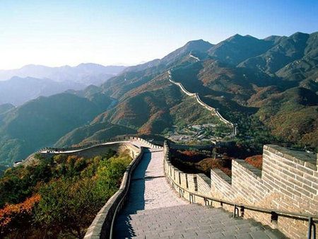 <p>　　中國八達嶺萬里長城</p><p>　　<strong>六、中國八達嶺萬里長城</strong></p><p>　　蜿蜒于中華大地上的萬里長城以其無比宏偉的雄姿久聞于世，成為中國最著名的地標式建筑。今天，長城已有近三分之二被腐蝕，加之沒有節制的旅游開發，目前對長城的保護不容樂觀。</p><p>　　八達嶺地區海拔848米，屬于季風性氣候，四季分明。區內水質優良，風景優美，并成功獲得國際ISO14001環境管理體系評語。山嶺入口處兩座高峰對恃，夾擊山下通道，正如自古以來所傳說的那樣，'居庸之險，不在關城，而在八達嶺'；'自八達嶺下視居庸關，如建瓴，如窺井'。由于地理位置的重要性，位于關溝北口也即入口的八達嶺長城就成了位于關溝中段的居庸關的前陣。</p><p>　　八達嶺長城是明代長城保存得較完整的一段。其關城建于明朝弘治十八年（1505年），東窄西寬，呈梯形，有東西二門，東門名為居庸外鎮，西門名為北門鎖鑰，兩門相距約44米，都是磚石結構。甕城面積達5000平方米，建于海拔約六百米高度之處。券洞上為平臺，南北兩面各開一豁口，接連關城城墻， 臺上四周有磚砌垛口。城墻的平均高度為約為八米，上寬約六米，下寬近七米，其墻基全由千余公斤重的花崗條石砌成，上部采用大型城磚砌筑，內填泥土和石塊， 是故墻身高大堅固。外側為垛墻，垛墻上方的垛口之下有射洞。城墻依山勢而筑，山勢陡峭處砌成梯道；山脊高地、城墻轉角或險要處則筑有堡壘式城臺、敵臺或墻臺。</p><p>　　八達嶺長城典型地表現了萬里長城雄偉險峻的風貌。作為北京的屏障，這里山巒重疊，形勢險要。氣勢極其磅礴的城墻南北盤旋延伸于群巒峻嶺之中，視野所及，不見盡頭。依山勢向兩側展開的長城雄峙危崖，陡壁懸崖上古人所書的'天險'二字，確切的概括了八達嶺位置的軍事重要性。</p><p>　　<strong>消失原因：</strong>旅游破壞、自然腐蝕</p>